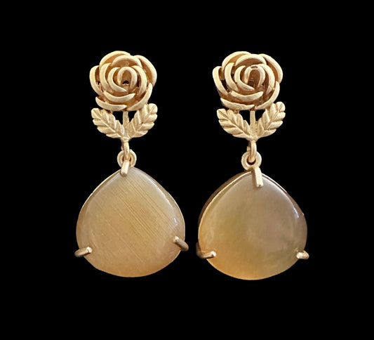 Beige flower earrings